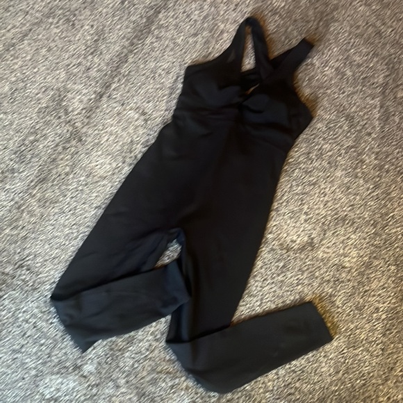 Fabletics Oasis Twist Front 7/8 Jumpsuit Black *SOLD OUT* - Picture 2 of 4
